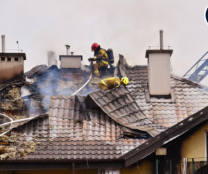 Pożar domu w Mysiadle. Strażacy musieli rozebrać dach 