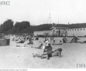 Plażowa moda sprzed lat. Tak wypoczywały nad morzem poprzednie pokolenia [ZDJĘCIA ARCHIWALNE]