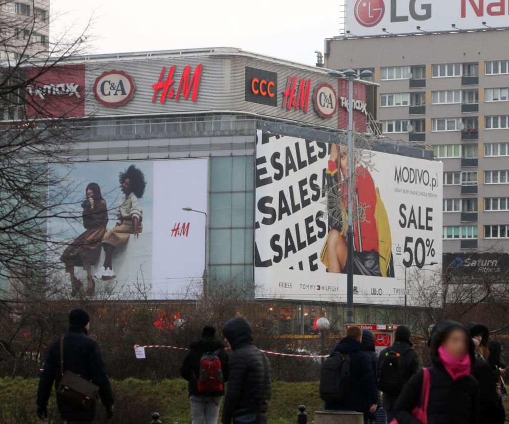 Wielkie billboardy reklamowe na elewacji centrum handlowego w mieście. O ustawie krajobrazowej czytaj na SE Superbiz.