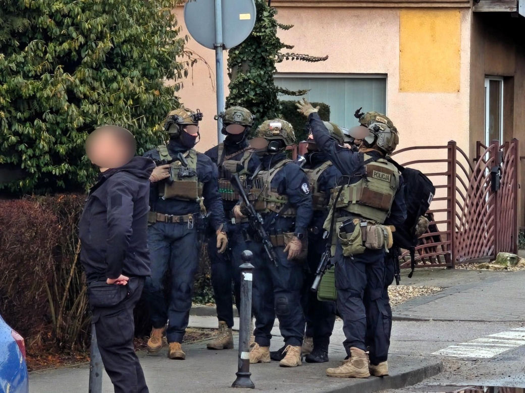 Agresywny mężczyzna zabarykowadał się na dachu