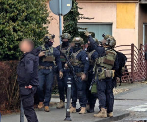 Agresywny mężczyzna zabarykowadał się na dachu