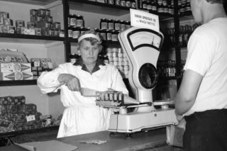 QUIZ PRL: Zakupy i handel. Pamiętasz, co było spod lady?