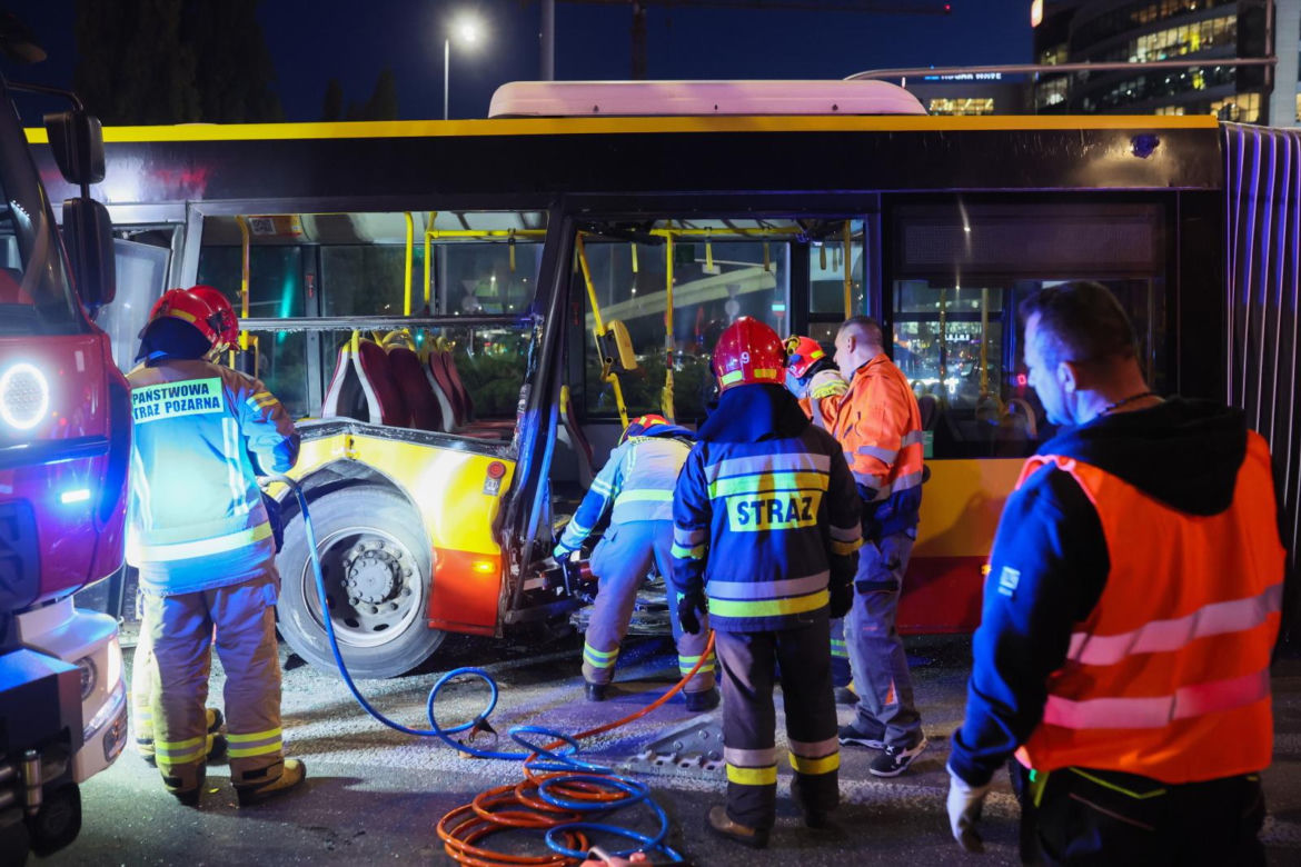 Wypadek z udziałem autobusu i ciężarówki w Warszawie (23.10.2025)