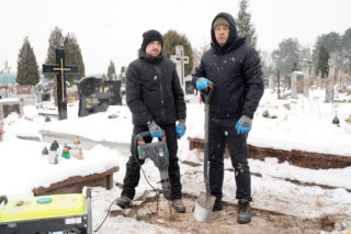 Siarczyste mrozy to gigantyczne wyzwanie dla grabarzy. Tak pracują na Podlasiu