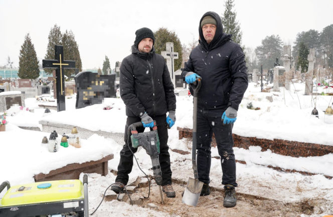 Siarczyste mrozy to gigantyczne wyzwanie dla grabarzy. Tak pracują na Podlasiu