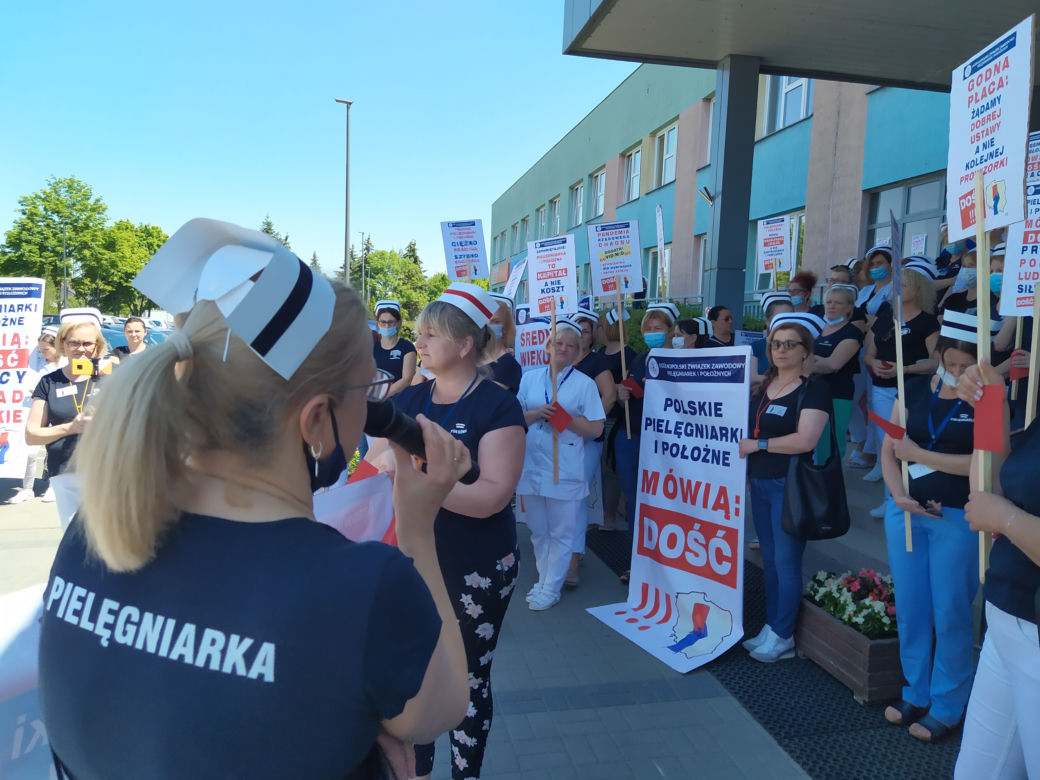 Protest pielęgniarek i położnych pod Mazowieckim Szpitalem Wojewódzkim w Siedlcach - 07.06.2021