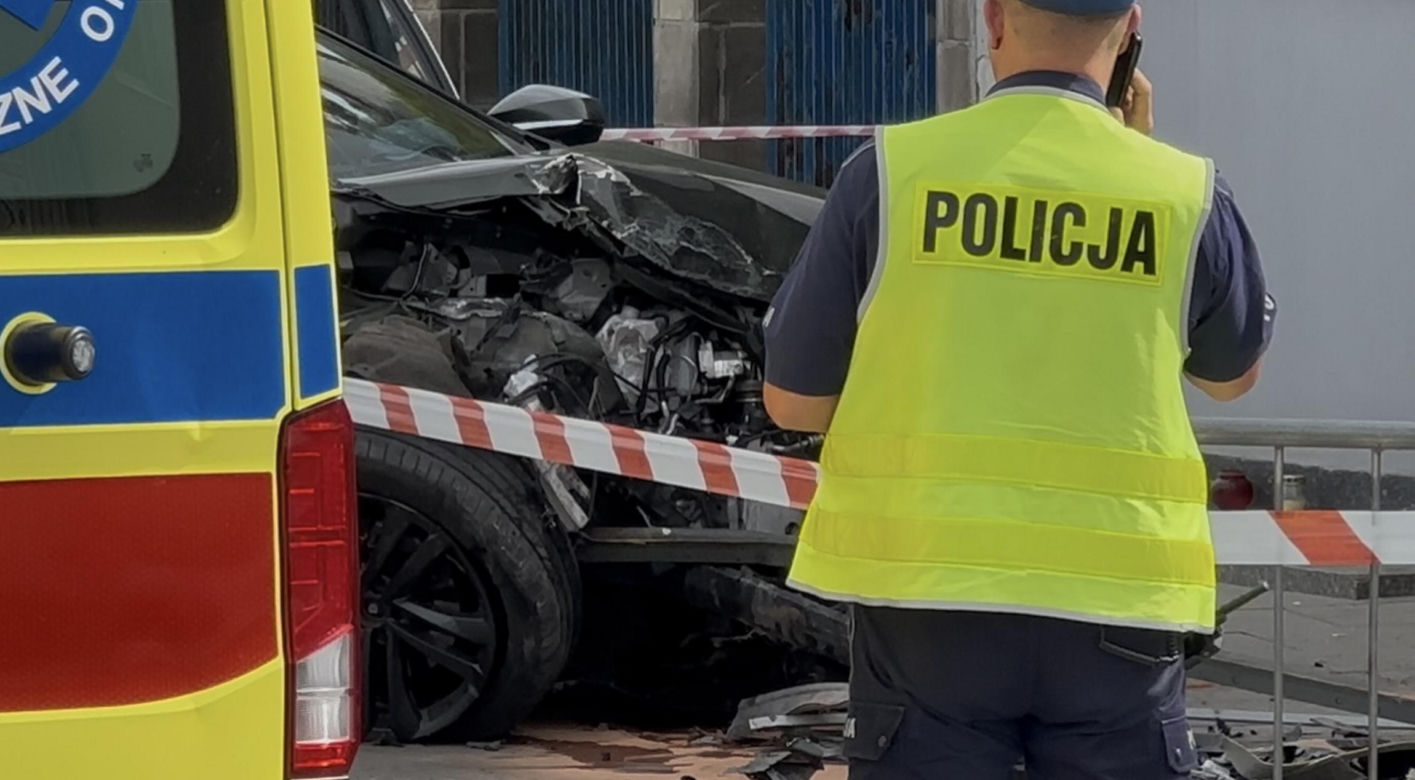 Auto wbiło się w budynek Instytutu Lotnictwa