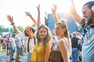 Festiwal Beauty Survival Kit. Jak zadbać o skórę podczas letnich koncertów i weekendów pod chmurką 