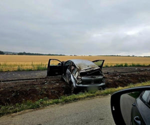 Auto doszczętnie zniszczone, nastolatek uciekł. Co tam się stało?