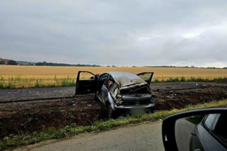 Auto doszczętnie zniszczone, nastolatek uciekł. Co tam się stało?