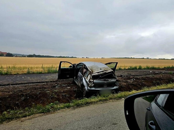 Auto doszczętnie zniszczone, nastolatek uciekł. Co tam się stało?