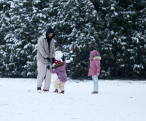 Maciej Pela zabrał córeczki na sanki