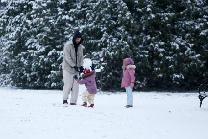 Maciej Pela zabrał córeczki na sanki