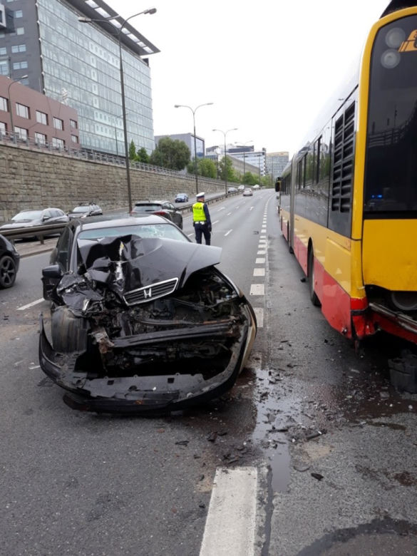 Dwie osobówki i autobus zderzyły się na Trasie Łazienkowskiej. Kierowca uciekł!