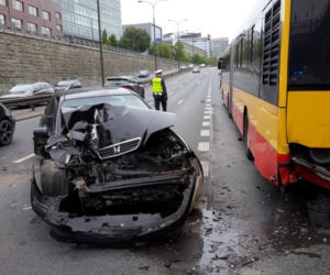 Dwie osobówki i autobus zderzyły się na Trasie Łazienkowskiej. Kierowca uciekł!