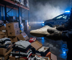 Zatrzymanie handlarzy w Koszalinie. Sprzedawali podróbki za 100 tysięcy złotych