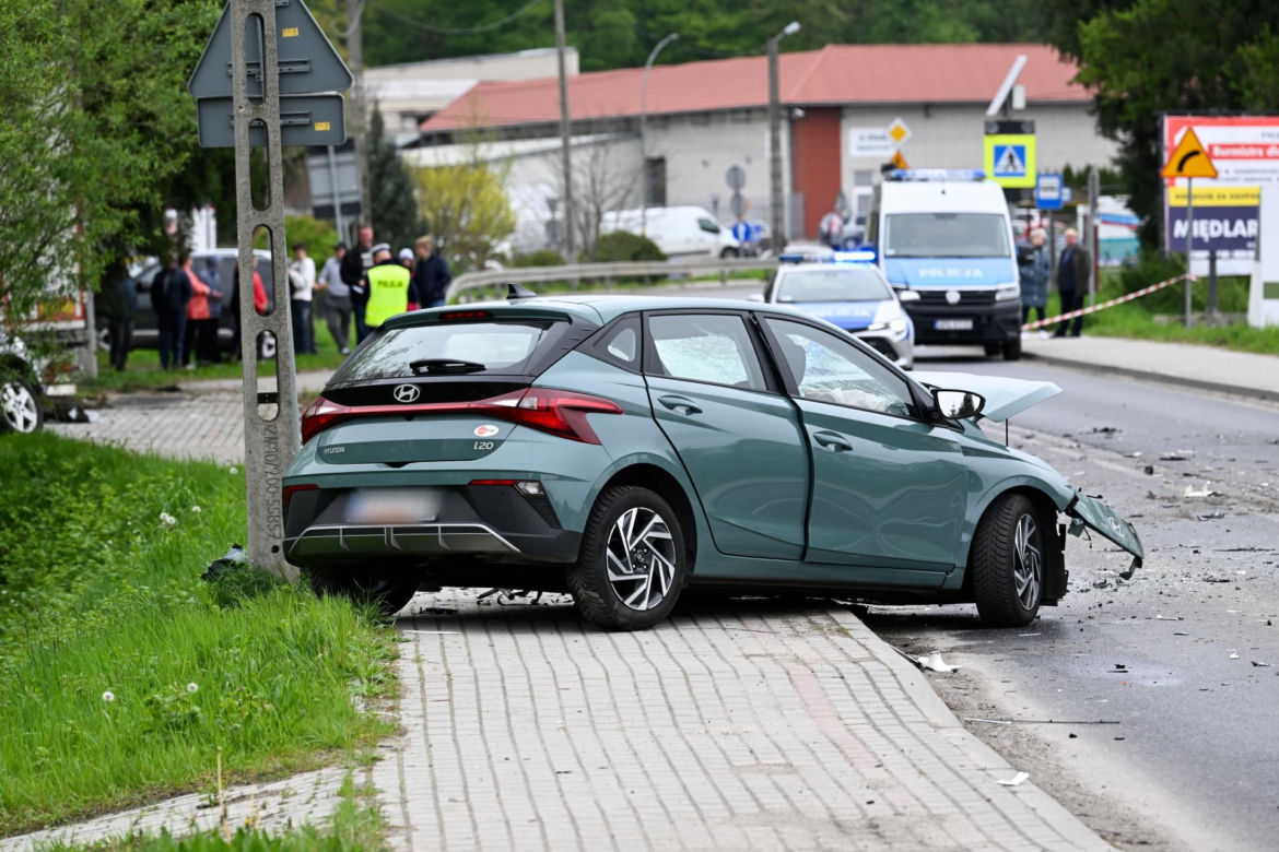 Wypadek w Tyczynie. Tir wjechał w przystanek.