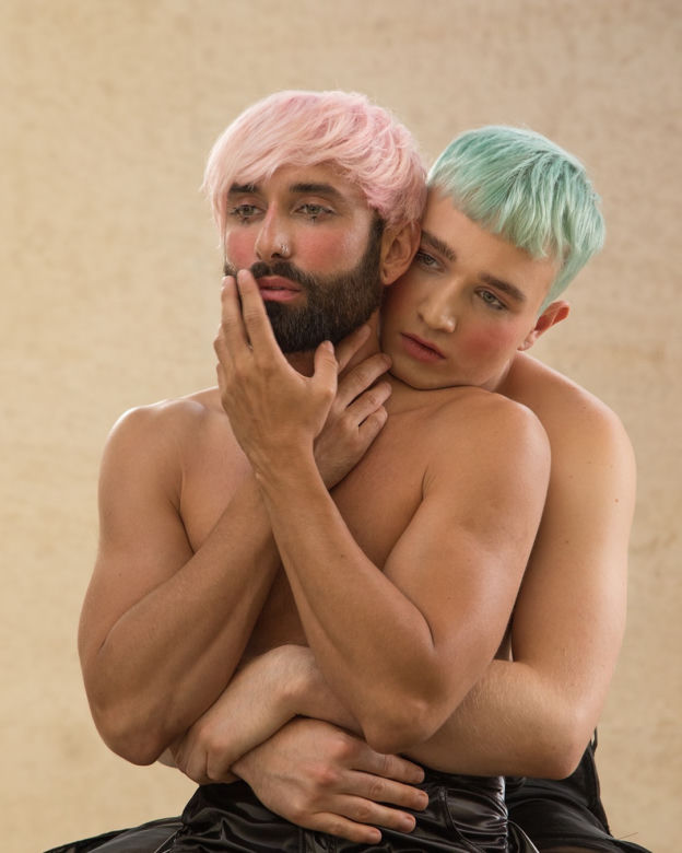 Conchita Wurst założyła tak krótką sukienkę, że powypadały jej ZWISAJĄCE JĄDRA