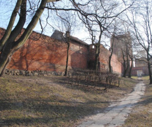 To najdłuższe mury obronne w woj. warmińsko-mazurskim. Otaczają Stare Miasto