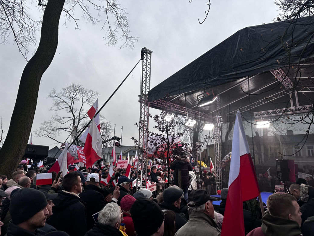 Chaos w Końskich. Dwie debaty prezydenckie, tłumy ludzi na rynku 
