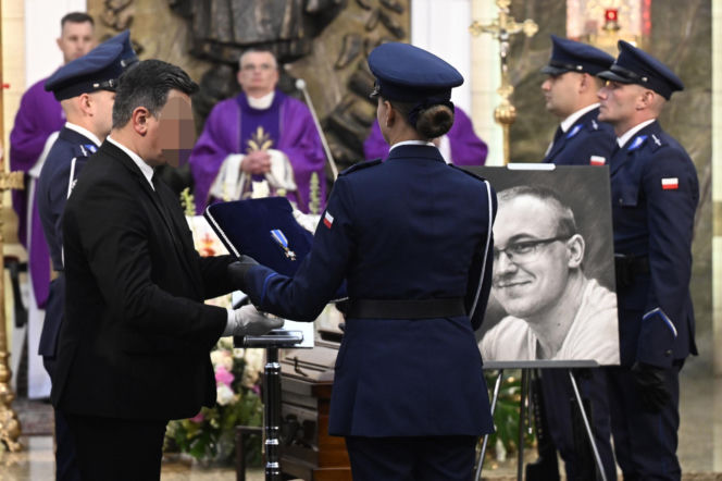 Młody policjant zginął w potwornym wypadku. Pogrzeb Kacpra Mierzejewskiego