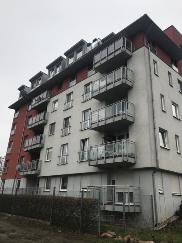 W krzakach pod blokiem na wrocławskim Gaju osiedliła się para bezdomnych!