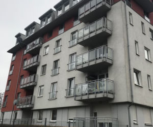 W krzakach pod blokiem na wrocławskim Gaju osiedliła się para bezdomnych!