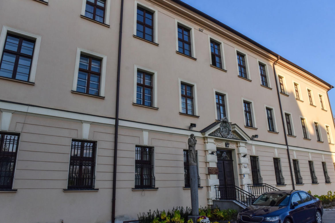 Tu mieszka ksiądz Tadeusz Rydzyk. Tuż za ścianą jego klasztornej celi jest kościół