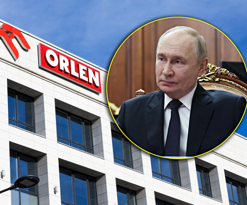 Budynek Orlenu z czerwonym logotypem spółki na fasadzie, na tle błękitnego nieba. Na górze, w kółku, Władimir Putin w ciemnym garniturze i krawacie, wyraźnie zamyślony. Zdjęcie ilustruje konflikt na linii Rosja-Orlen, o którym przeczytasz na Super Biznes.