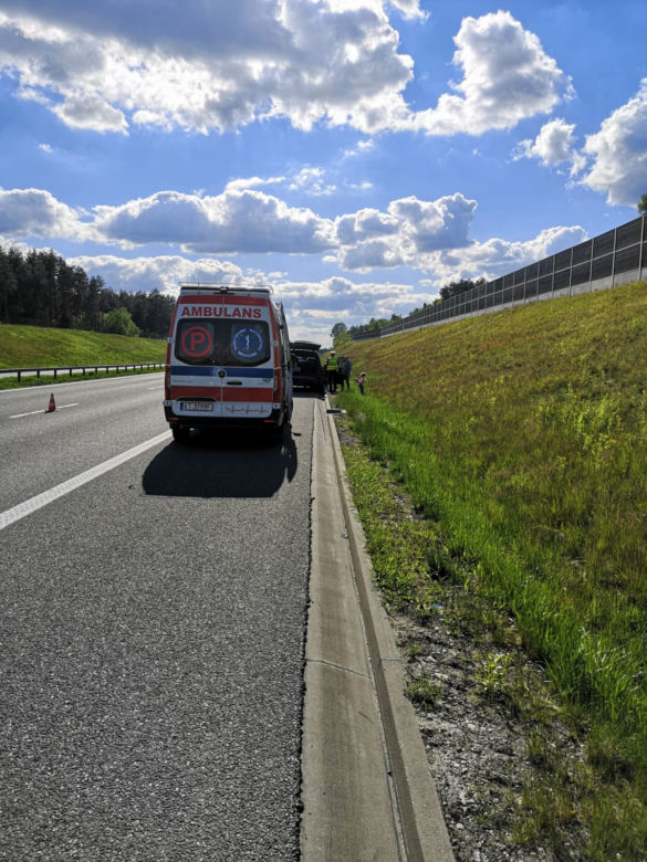 Kierowca mercedesa usnął i uderzył w hondę. Samochód dachował, w środku była kobieta z dzieckiem