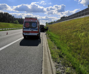 Kierowca mercedesa usnął i uderzył w hondę. Samochód dachował, w środku była kobieta z dzieckiem