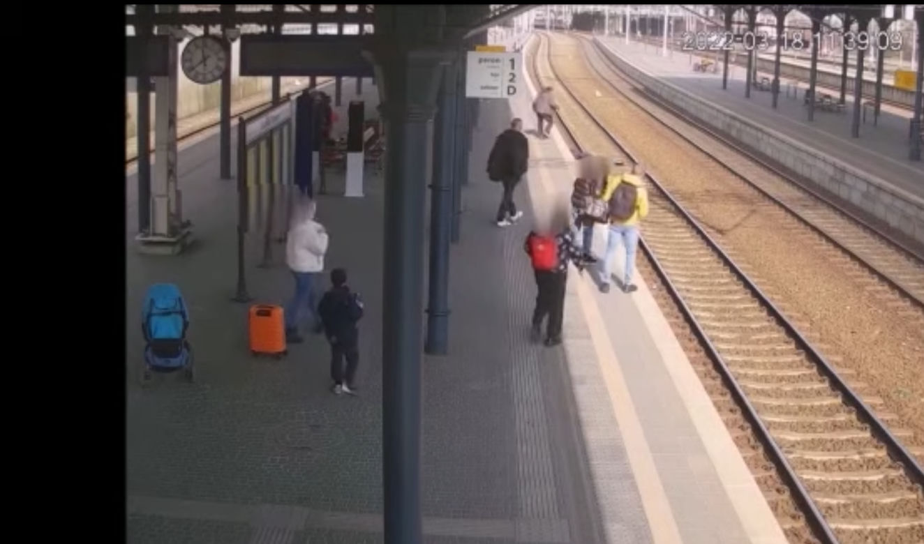 Groza na gdańskim dworcu! Spadł na torowisko, mógł skończyć tragicznie. Jest nagranie