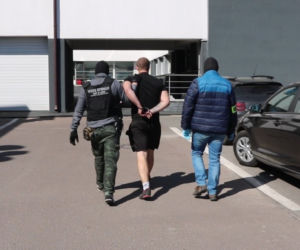 Łódź: Publikował zdjęcia policjantów i ich rodzin oraz nawoływał do prześladowania. Pokazał kastety i broń podpisując Wpadajcie pieski