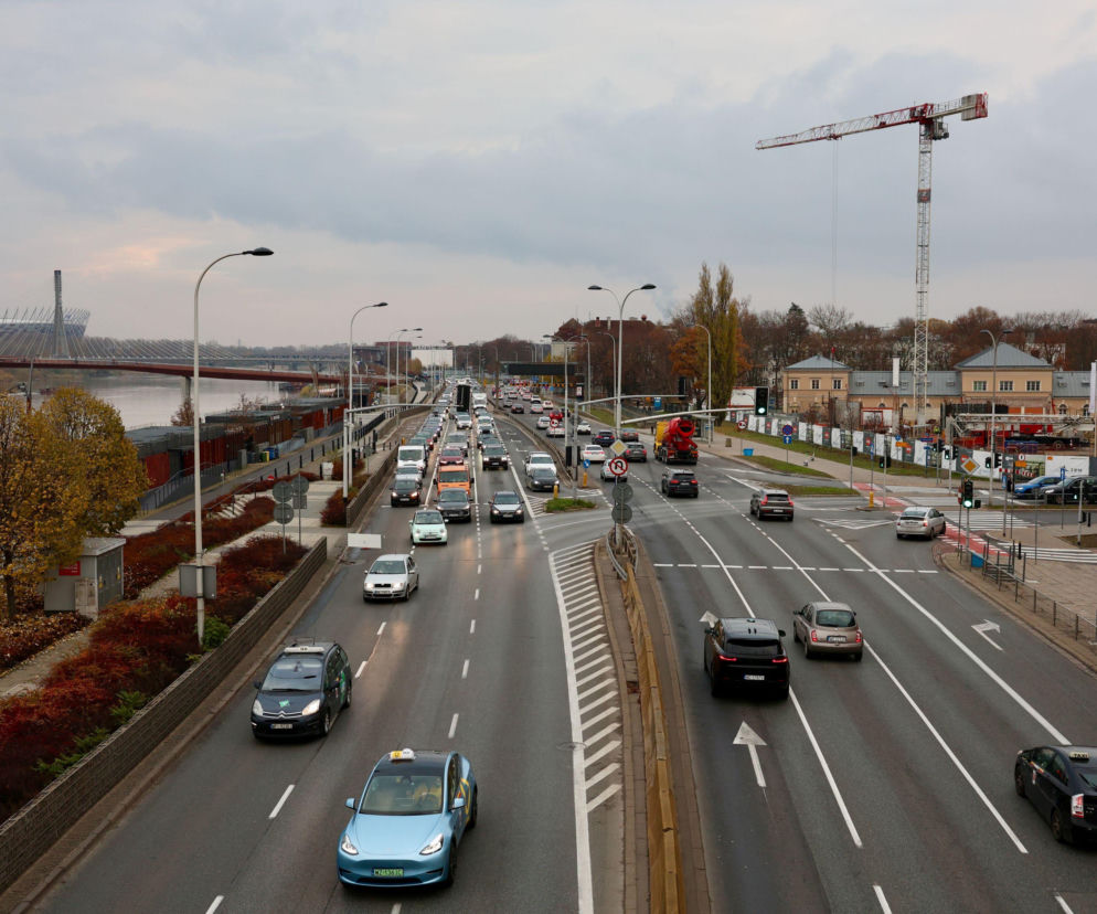 Ruchliwa Wisłostrada w Warszawie z widokiem na most Świętokrzyski. O utrudnieniach w ruchu przeczytasz na SE.
