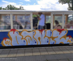 Zdewastowali dumę Poznania! Kultowy wagonik Maltanki oszpecony graffiti