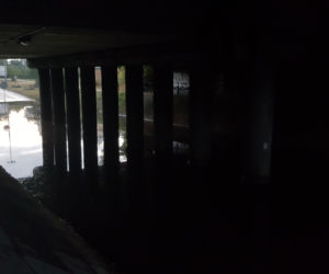 Ulewa w Bydgoszczy. Woda zalała ul. Brzechwy pod wiaduktem kolejowym [ZDJĘCIA]