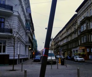 Przechylony słup na placu Zamenhofa