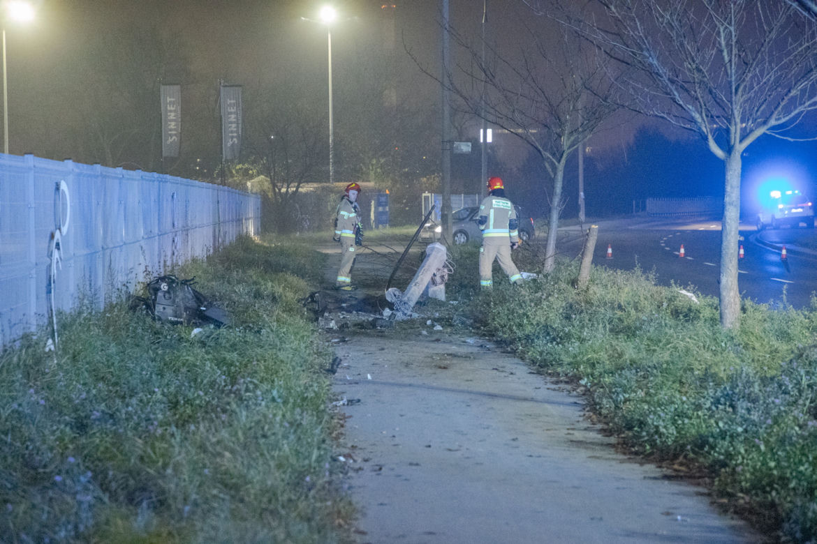 Z dwoma promilami wjechał w latarnie i drzewo. Masakra na Mokotowie