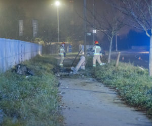 Z dwoma promilami wjechał w latarnie i drzewo. Masakra na Mokotowie
