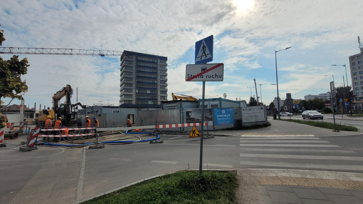 Od lat jest nieczynny i straszy wyglądem. Jaka przyszłość czeka dworzec autobusowy w Olsztynie?