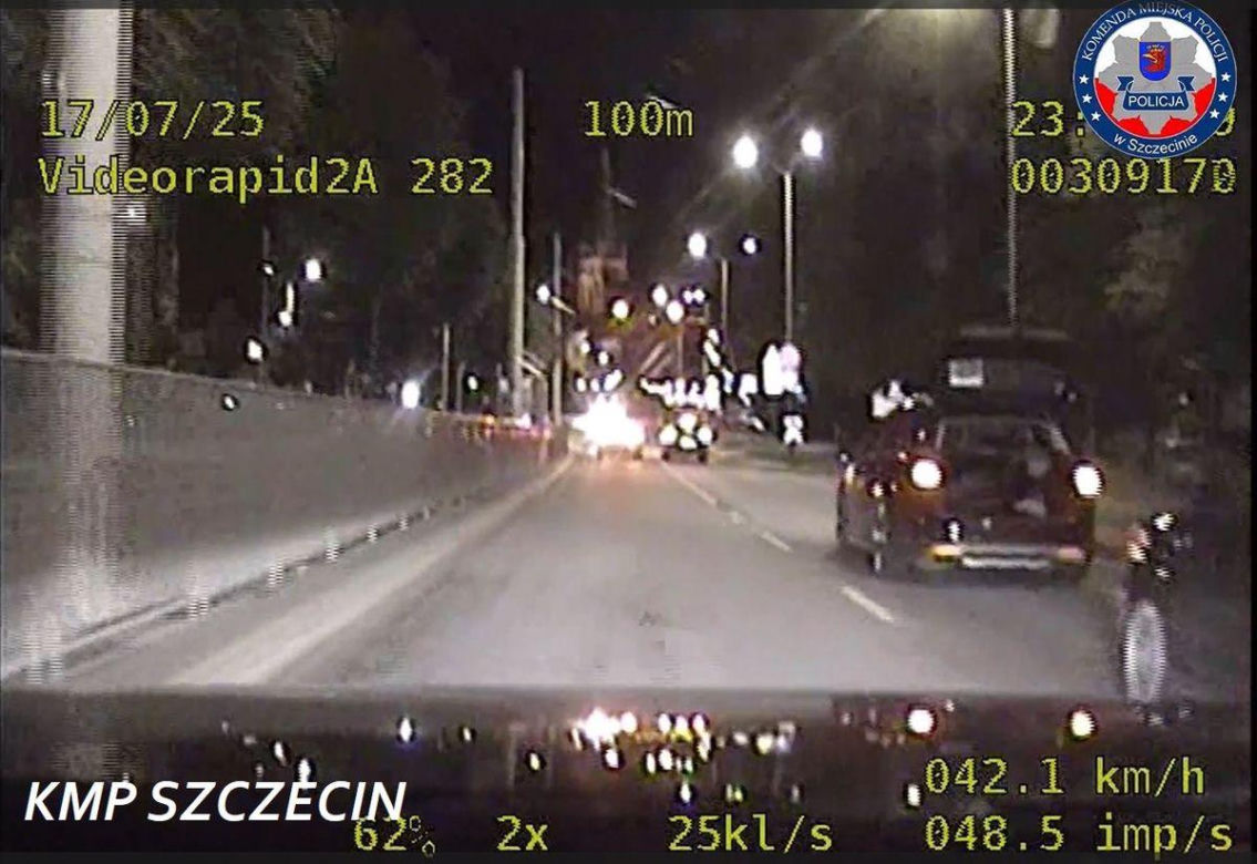 Wiózł kolegę w otwartym bagażniku