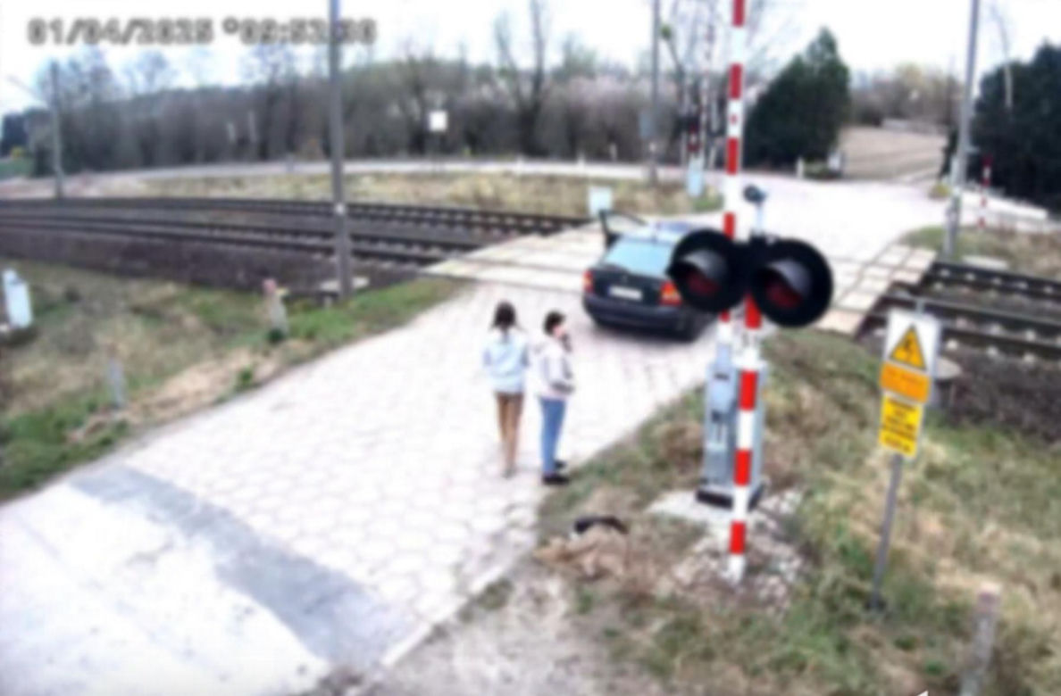 O krok od tragedii. Samochód zepsuł się im na przejeździe. LIczyły się sekundy
