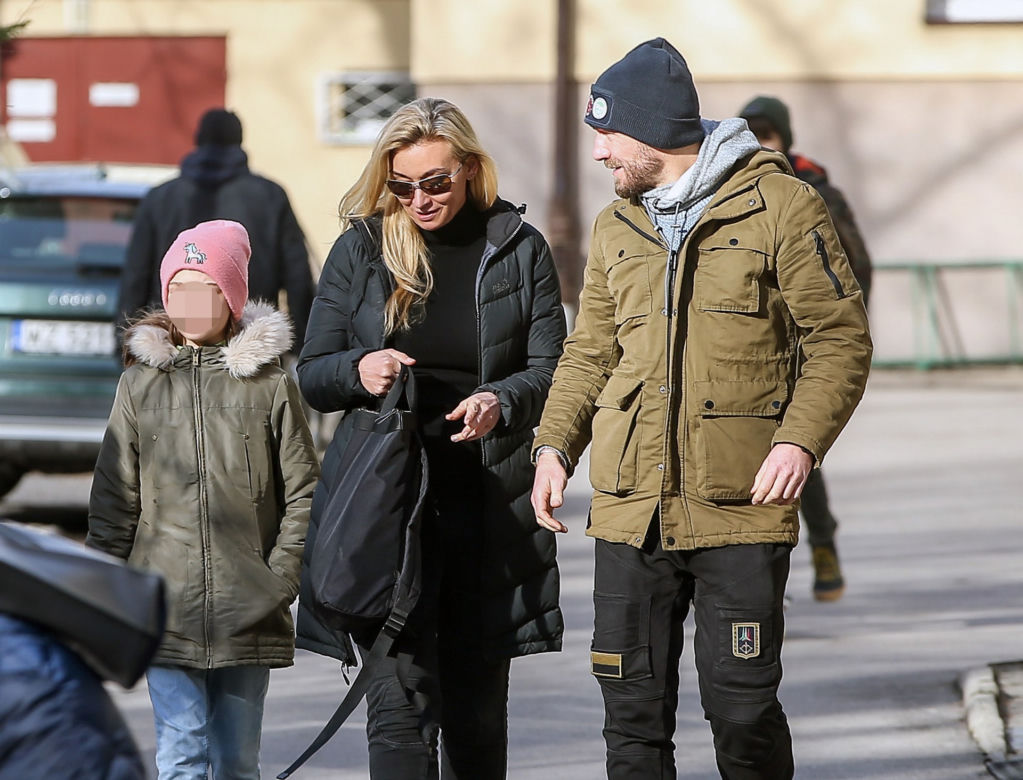 Martyna Wojciechowska z córeczką i z Przemkiem Kossakowski na spacerze