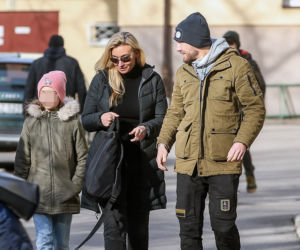 Martyna Wojciechowska z córeczką i z Przemkiem Kossakowski na spacerze