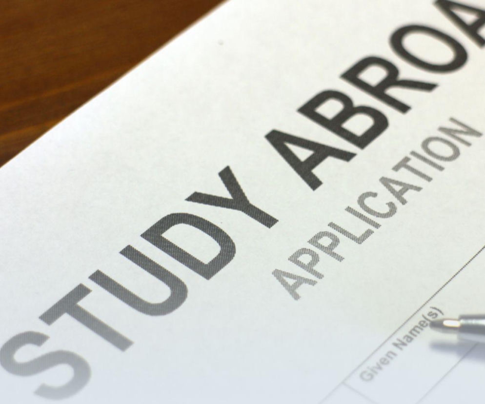 Fragment formularza aplikacyjnego na studia za granicą z napisem Study Abroad. O szczegółach przeczytasz na Eska.