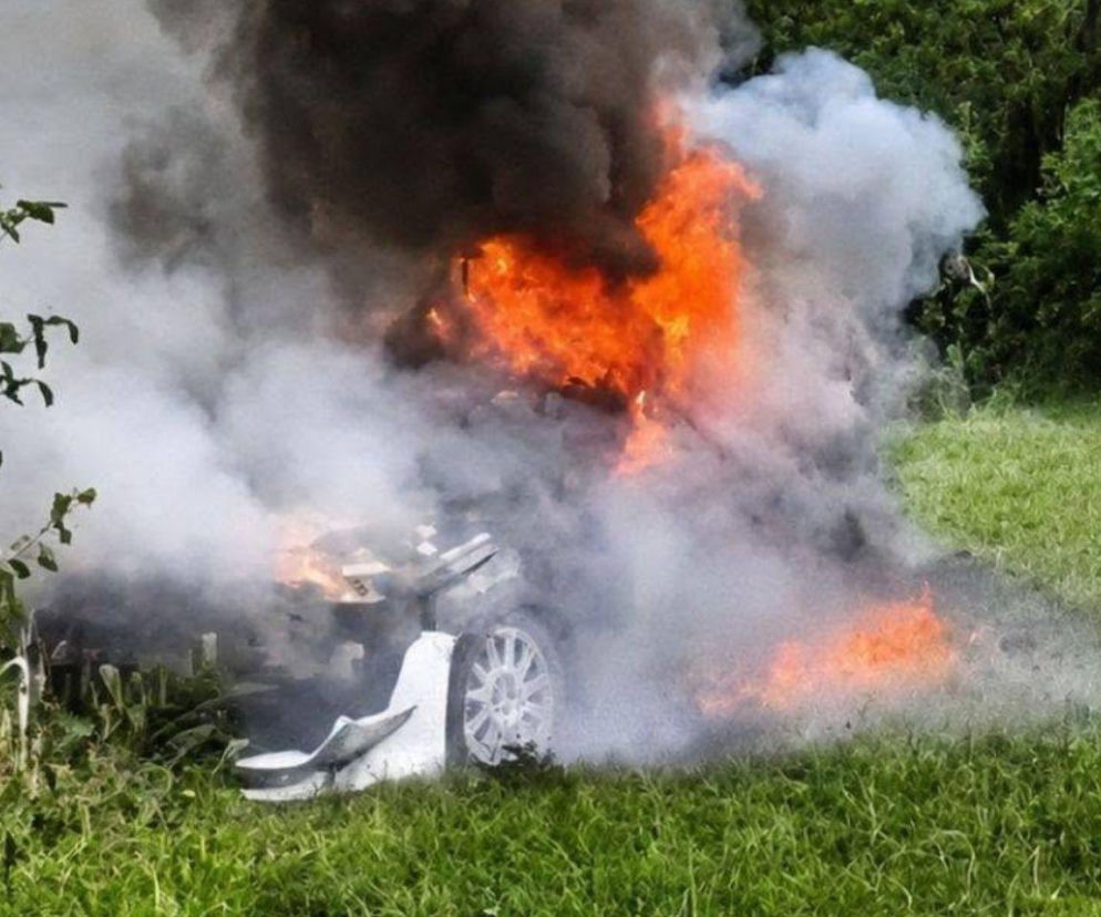 Rajdowy koszmar w Hażlachu. Auto dachowało i natychmiast stanęło w płomieniach