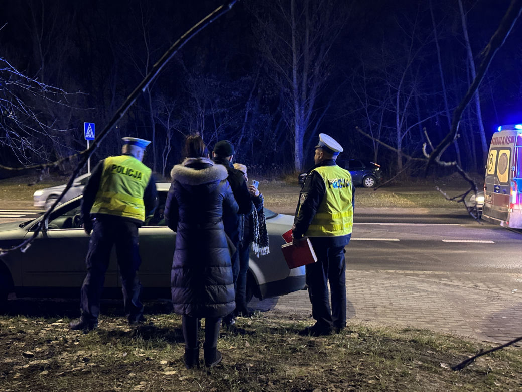 Audi huknęło w nią na przejściu. Przeleciała ponad 10 metrów