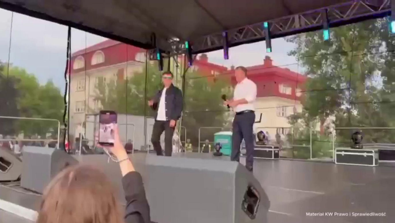  Jacek Kurski, Zenek Martyniuk i Bayer Full na scenie. Tańce i swawole