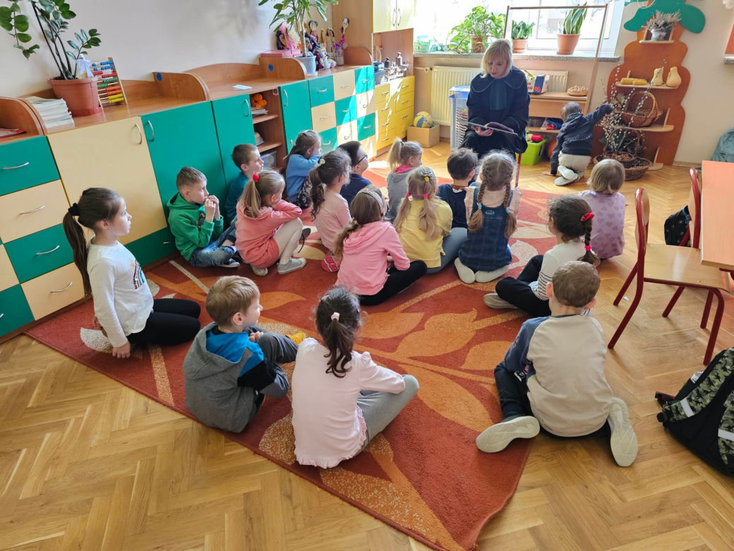 W szkołach czytają bajki o Misiu Adwokacie [GALERIA]