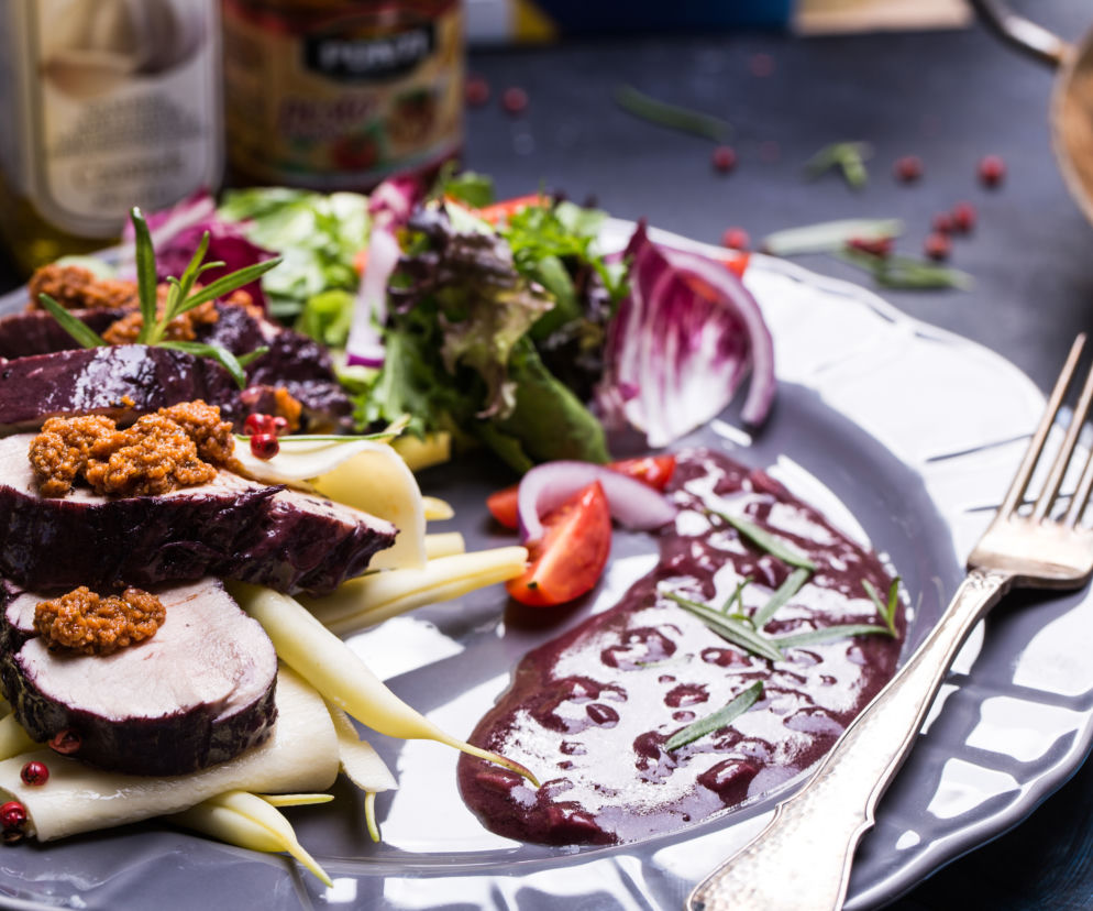 Polędwica w winie, na płatach lasagne z pesto - przepis